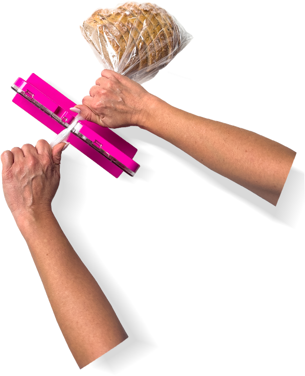 Mains scellant un sachet de pain avec la scelleuse StylSnaf